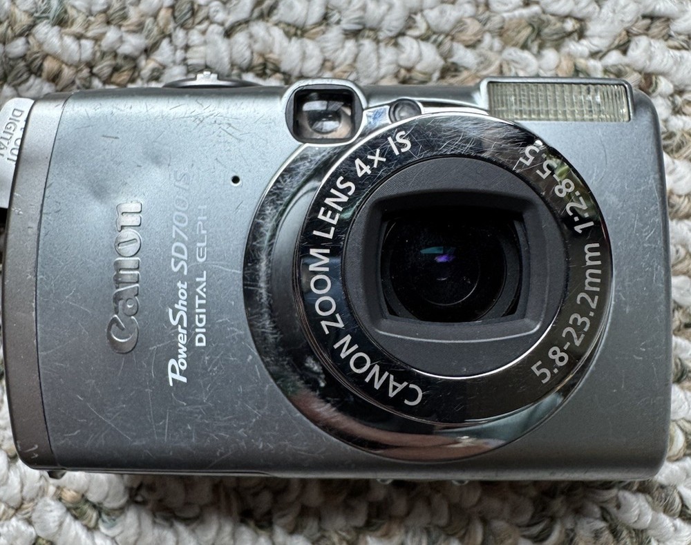 Canon PowerShot SD700 IS Camera Bundle with Case, Charger, Cables, Bag