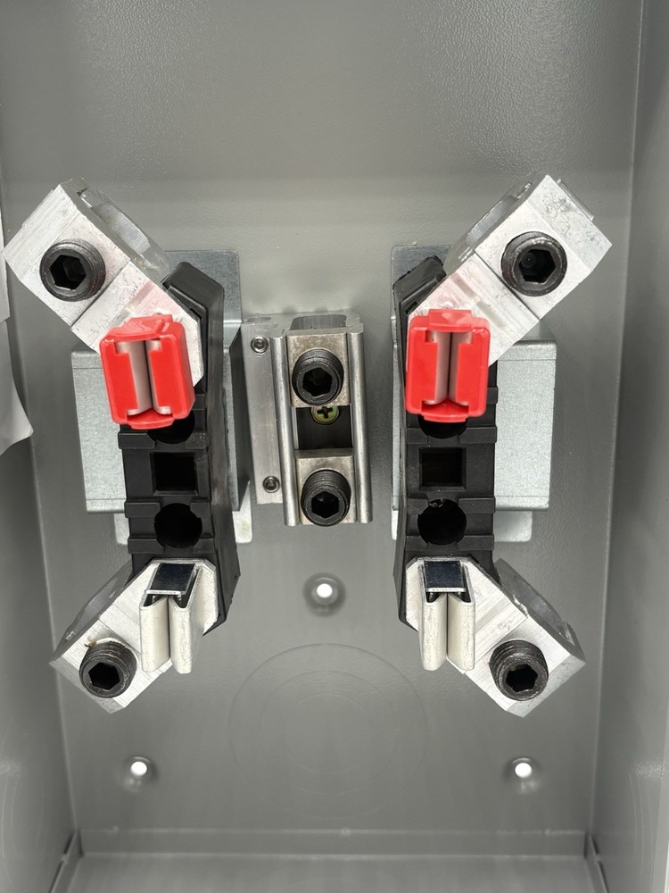 Siemens Low Voltage Meter Socket 200A Single Phase 3 Wire 600 Volt Max 10000 AIR