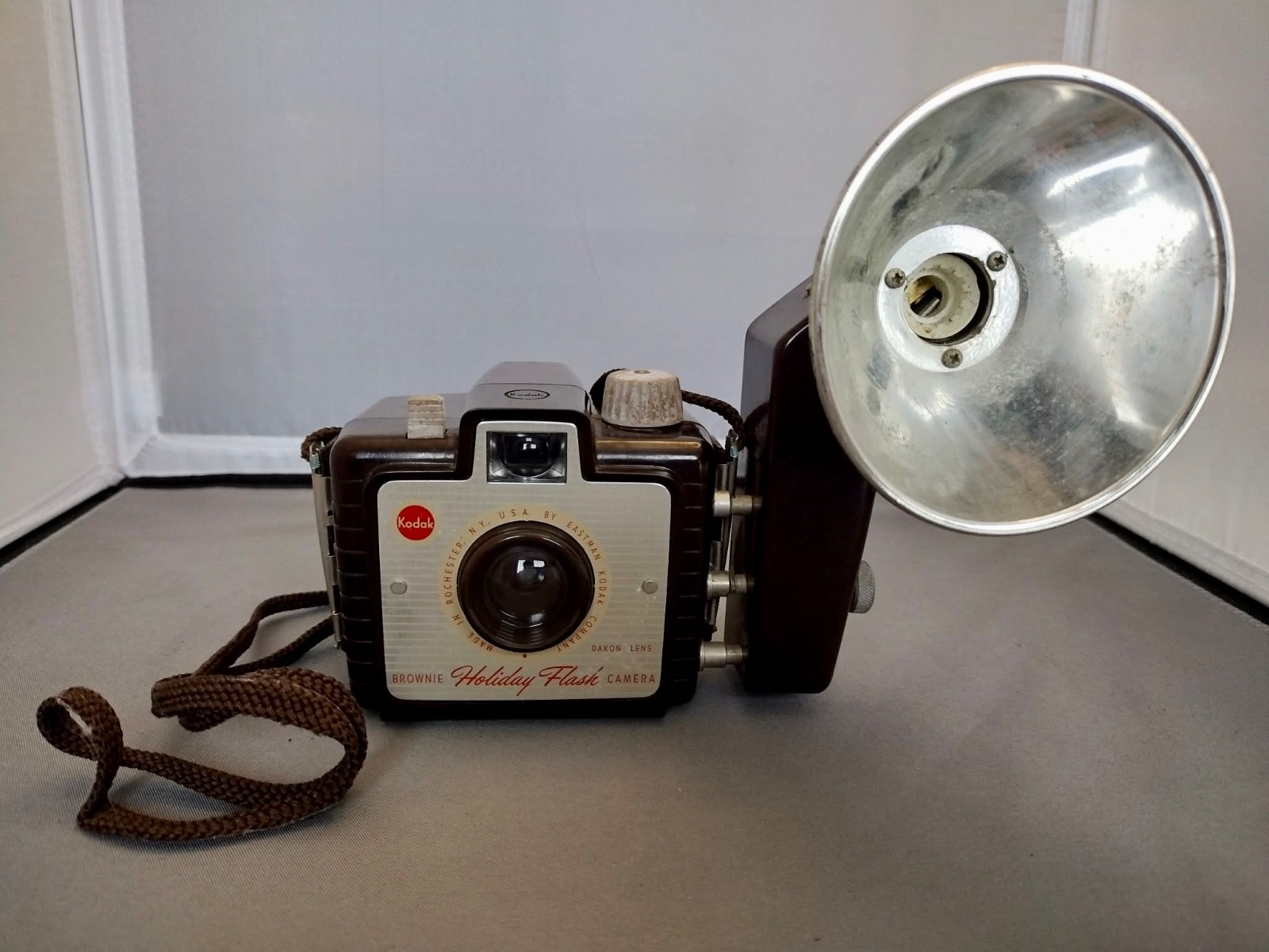 VINTAGE KODAK BROWNIE HOLIDAY FLASH CAMERA Bakelite 1950'S UNTESTED