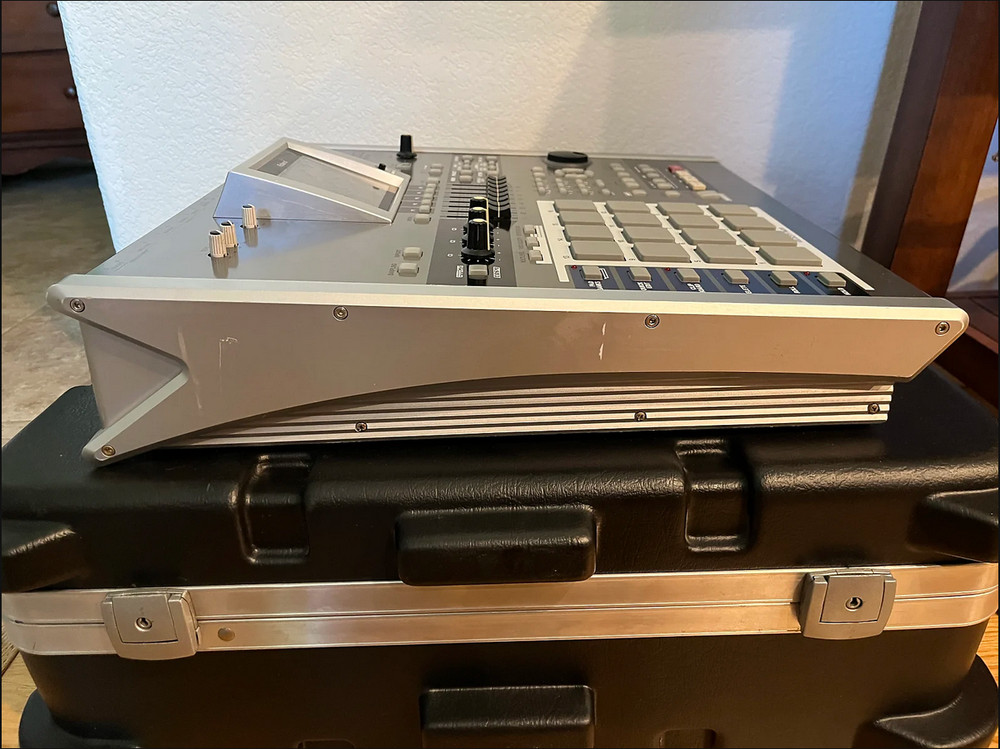 Roland MV-8000 Production Studio Sampler MIDI Sequencer Workstation