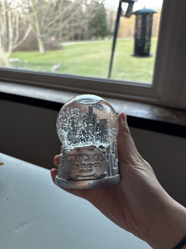 Chicago the windy city snow globe