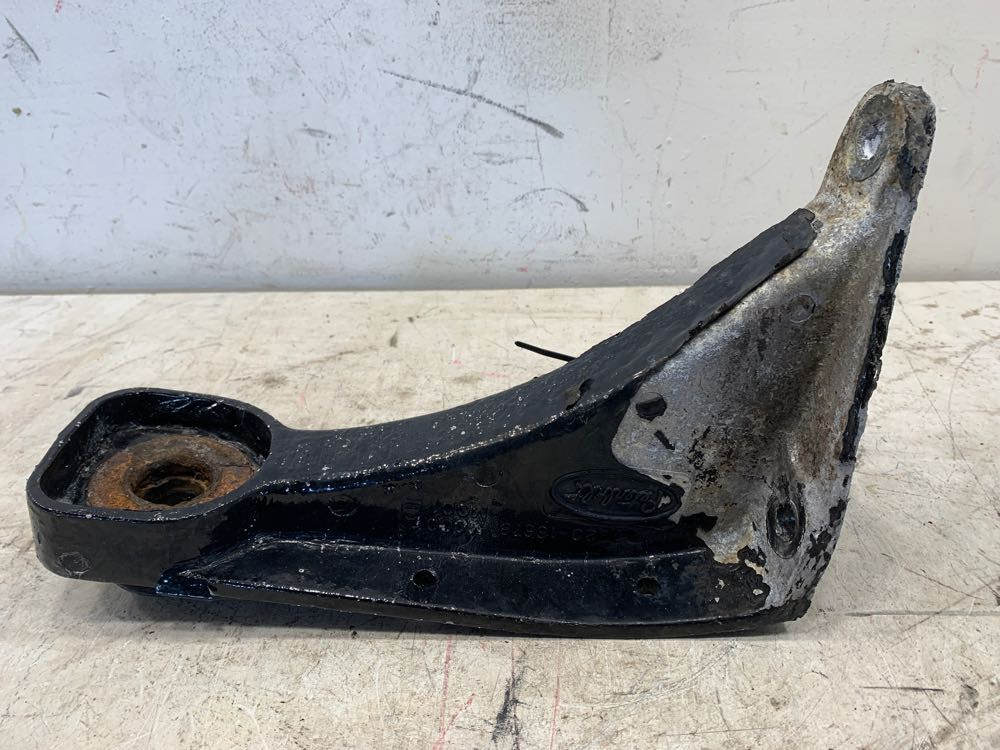2009 Peterbilt 335 Cab Mount (630-10702)