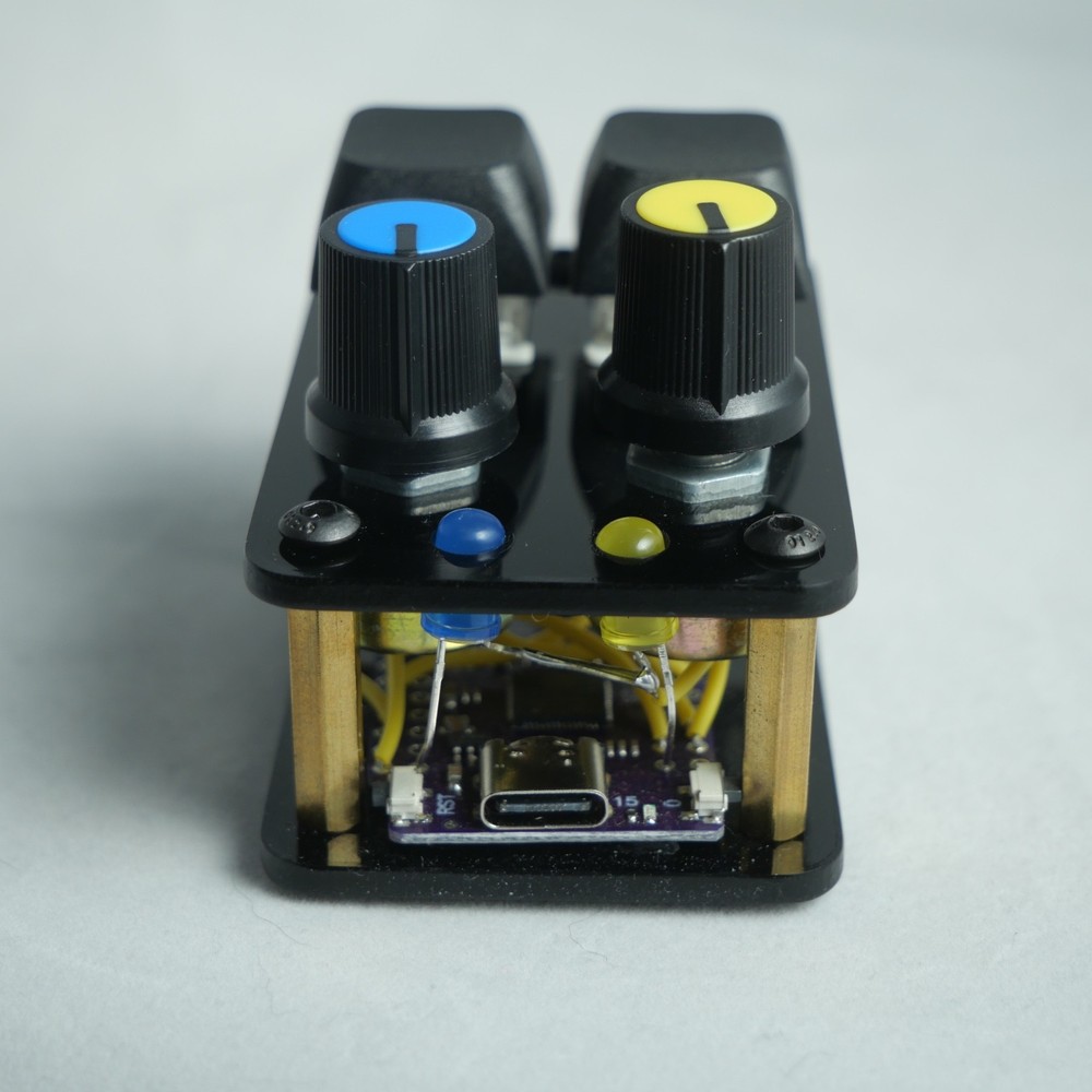 madMidiMiniClassic Midi Controller 2 buttons, 2 potentiometers, 2 LEDs