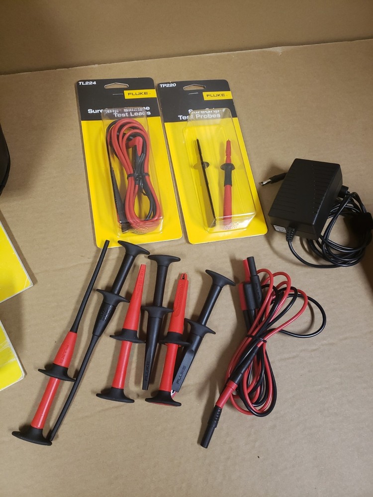 Fluke 744 Documenting Process Calibrator With Accessories. Read Desc.