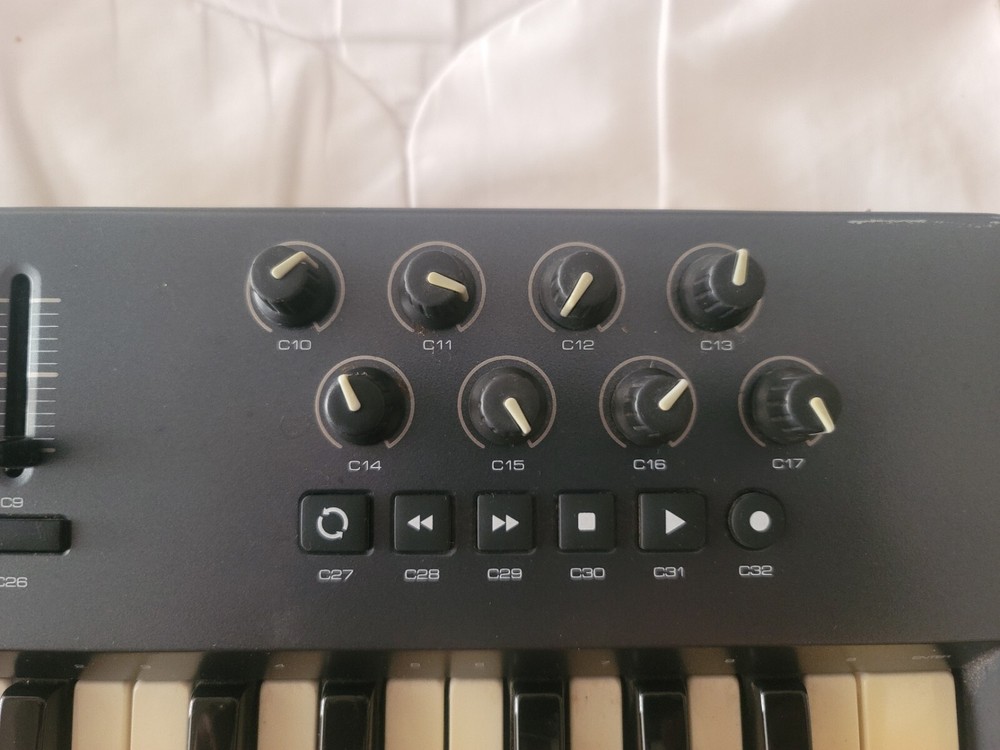M-Audio Oxygen 49 (3rd Gen) MIDI Controller Keyboard-Missing Four Plastic Knobs