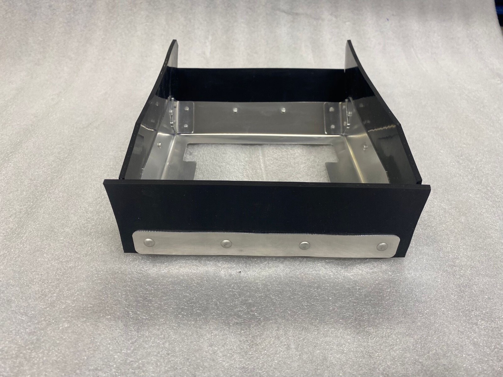 CESSNA 150, 152, 172 AIRFILTER/AIRBOX SHROUD ASSEMBLY HOLDER