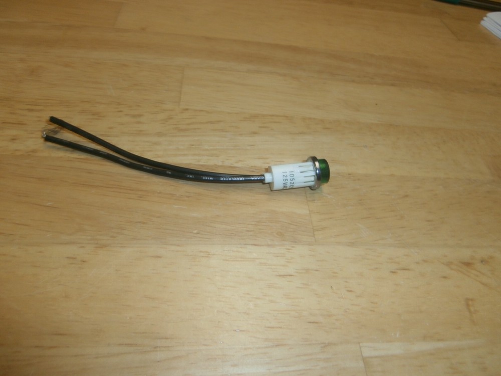 IDI 1052C5 GREEN 125 VOLT PANEL INDICATOR LAMP ASSEMBLY,NOS