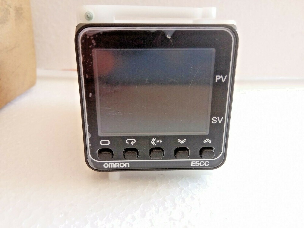 OMRON TYPE E5CC-RWOAUM-000 DIGITAL TEMPERATURE CONTROLLER NEW