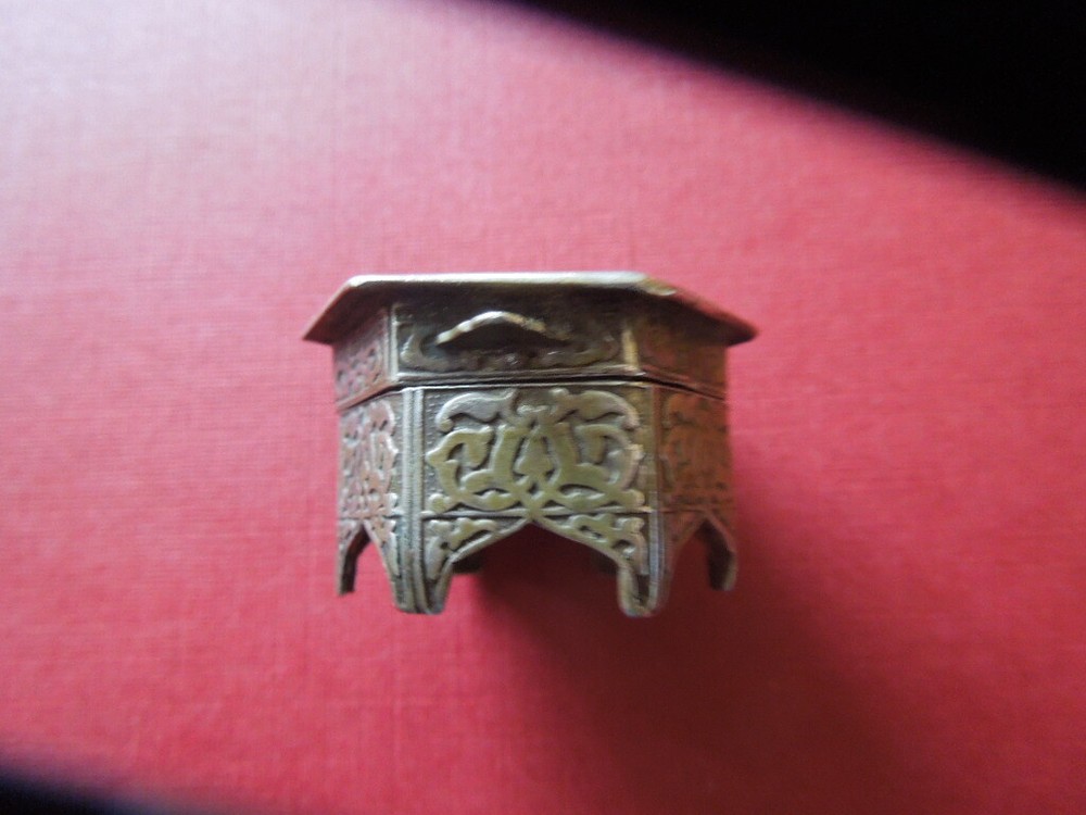 J2663 ANTIQUE MIDDLE EAST MINIATURE TABLE SNUFF BOX SOLID SILVER SEE