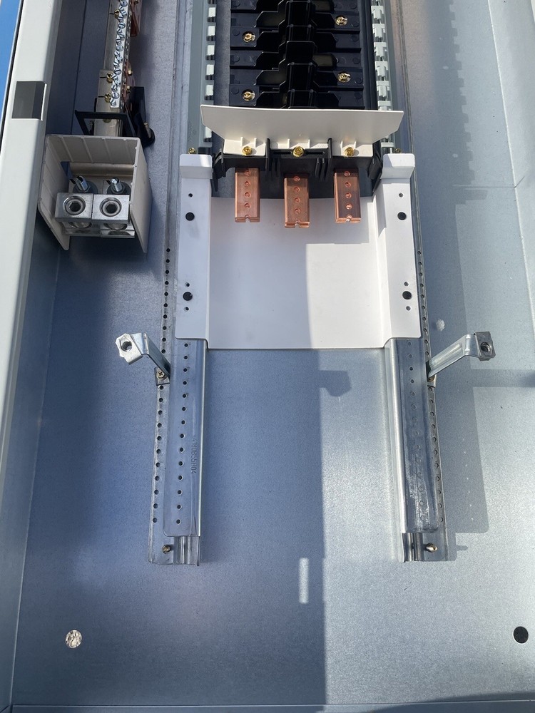 1-400 AMP 480V MAIN LUG PANELBOARD 42 SPACE 3PHASE 4WIRE COMPLETE PANEL