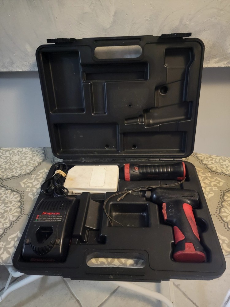 Snap-on CTS561 Drill + CTLED566 Flashlight + 2 (7..2V) Battery + Charger + Bits