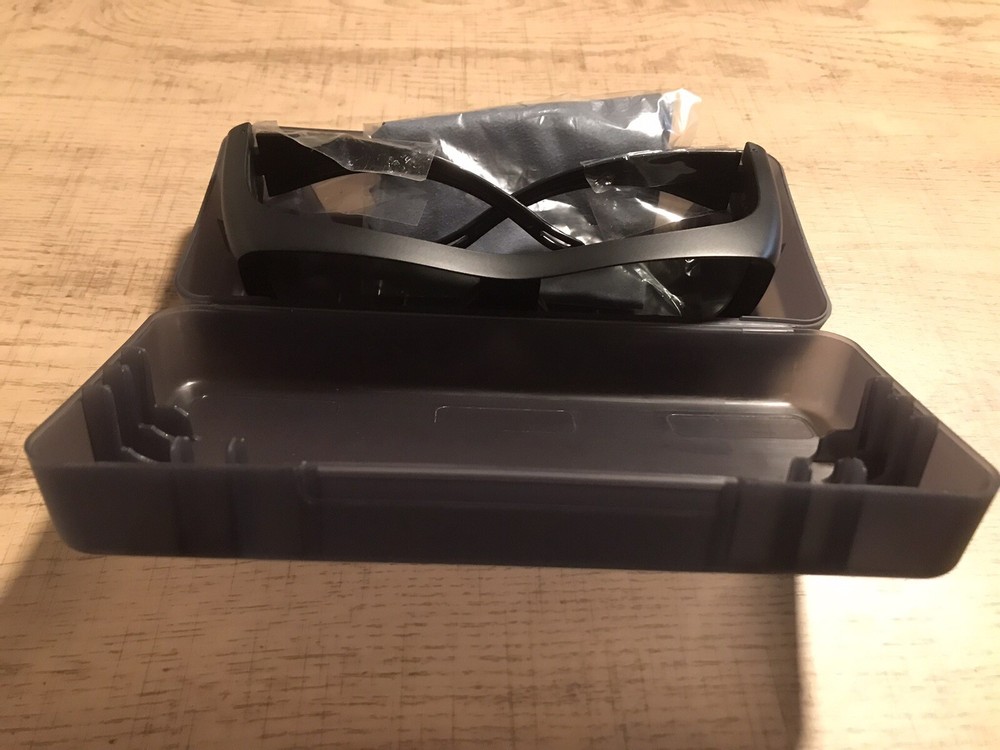 TOSHIBA ACTIVE 3D TV SHUTTER GLASSES (WITH PLASTIC CASE)