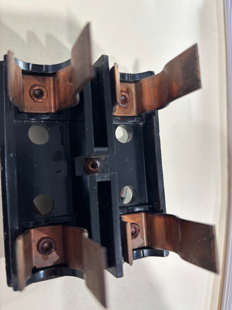 GENERAL SWITCH CORP 60 AMP FUSE PULL OUT HORIZONTAL SLOT