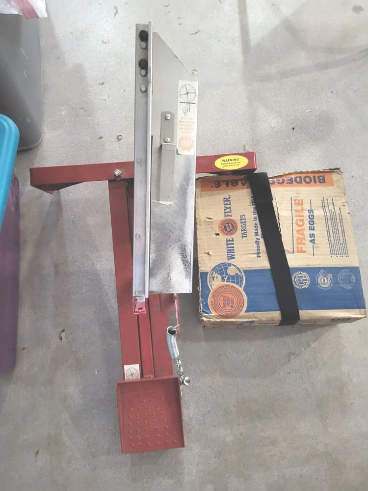 Clay target thrower & Clay Targets