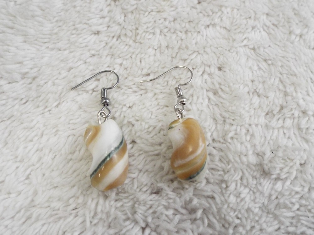 Brown White Shell Bead Pierced Earrings (J5)