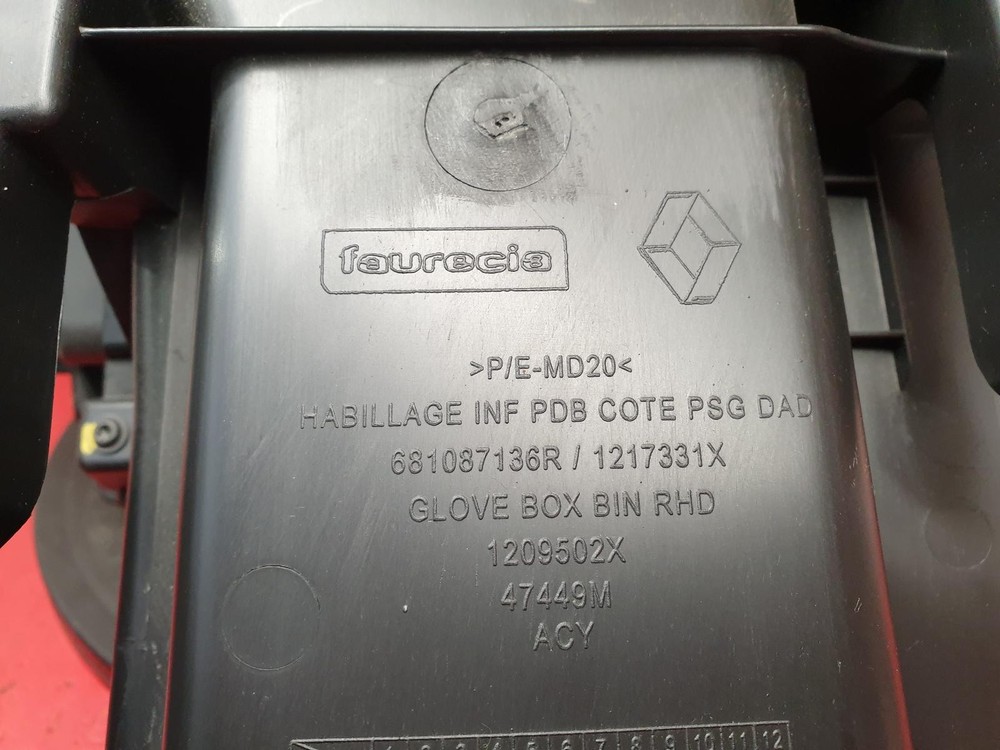 RENAULT CLIO GLOVEBOX 2013