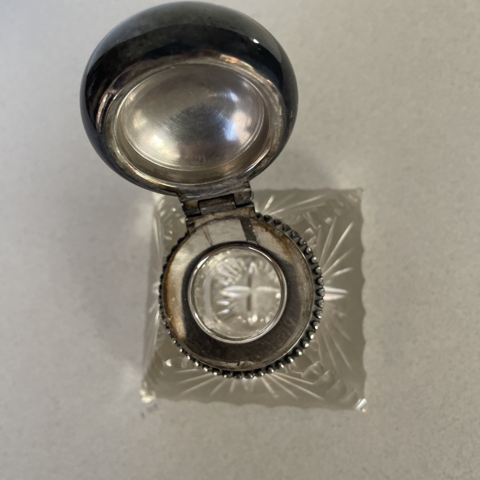 ANTIQUE RARE STAR CUBED CUTBASE SILVER VICTORIAN LADY TOP HINGED SILVER INKWELL