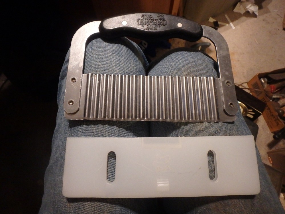 3Z- PAMPERED CHEF 7" zig zag slicer & guard