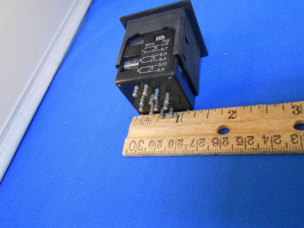 334366-2 MICROSWITCH PUSH SWITCH LIGHT IND. NEW OLD STOCK