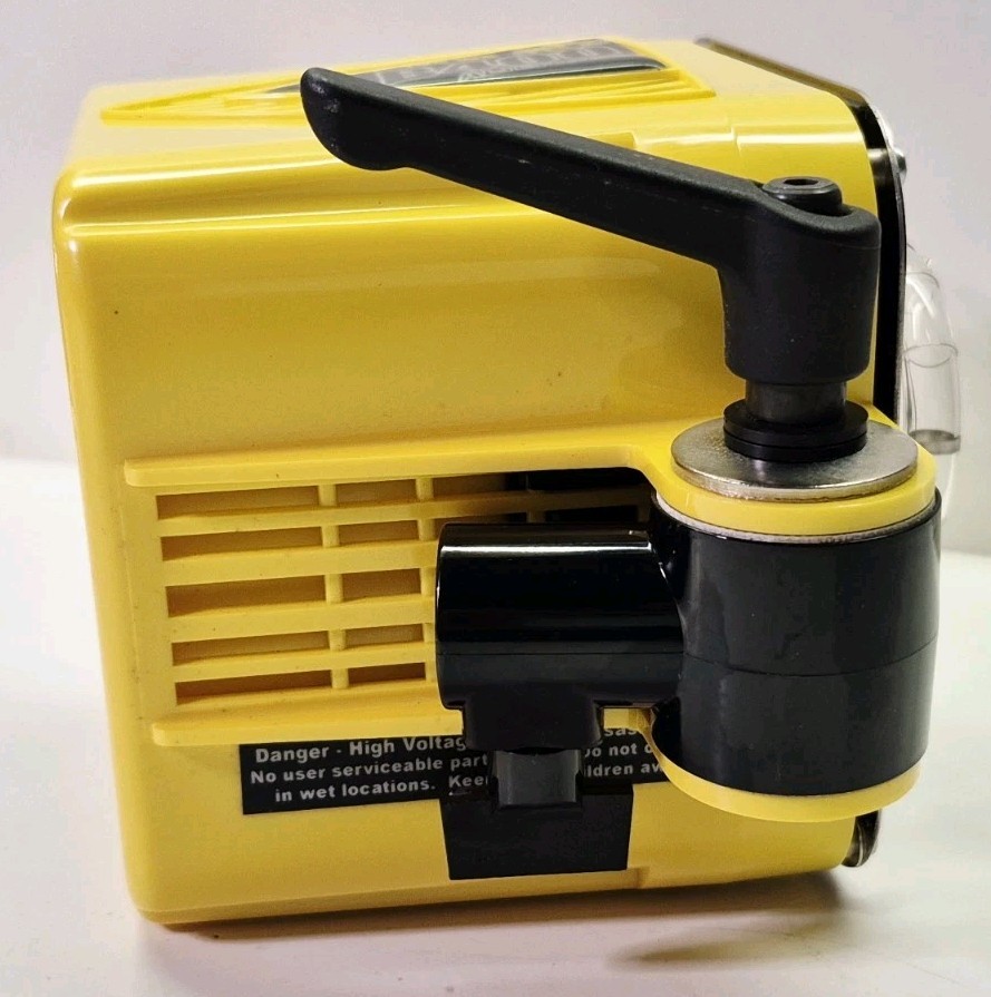 Paul C. Buff B400 AlienBees Yellow Studio Light Bundle - Light/Case/Reflector