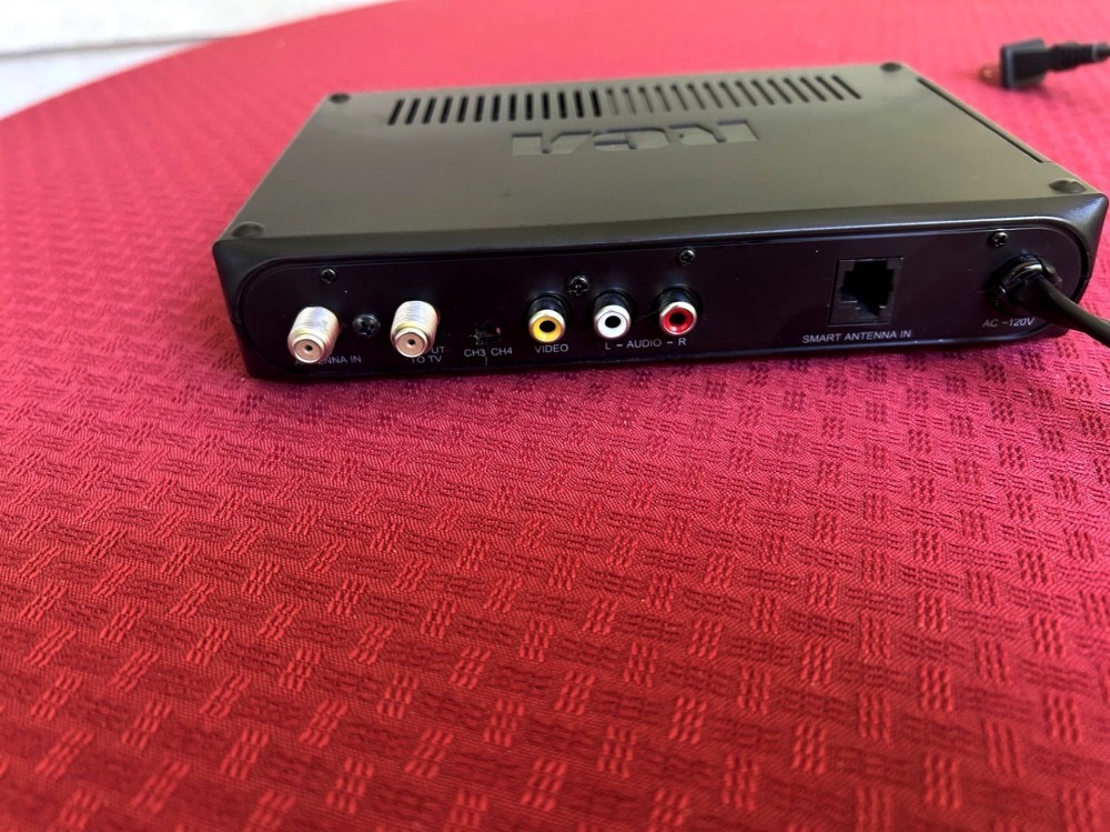 RCA DTA809 Digital Analog TV Converter Box