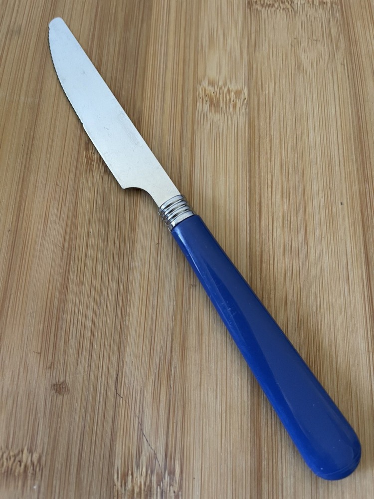 Gibson? Stainless Plastic BLUE Oval Tip SERRATED DINNER KNIFE 8” EUC