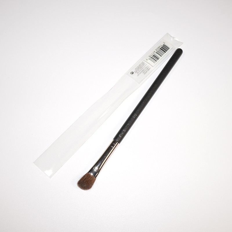 MAC 275 Angled Eye Shadow Brush Medium Shading Brush