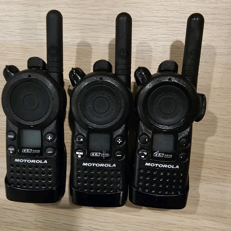 Motorola CLS1410 4 Channel UHF Two-Way Radio with Belt Clip.