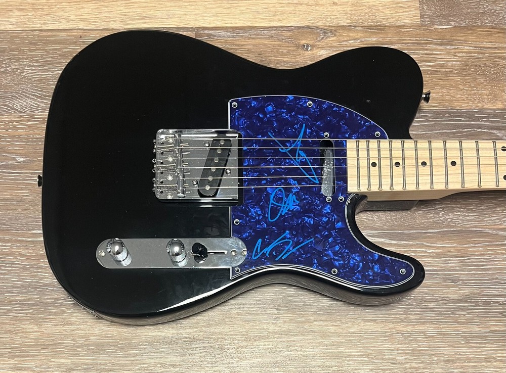 * BEARTOOTH * signed electric guitar * CALEB SHOMO , OSHIE & CONNOR *