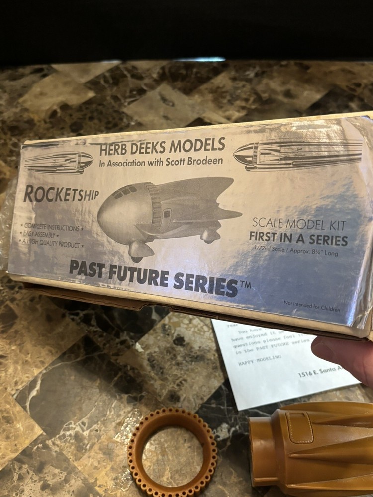 FLASH GORDON ROCKETSHIP - Past Future Series - Herb Deeks Model - 1/72 Scale Kit