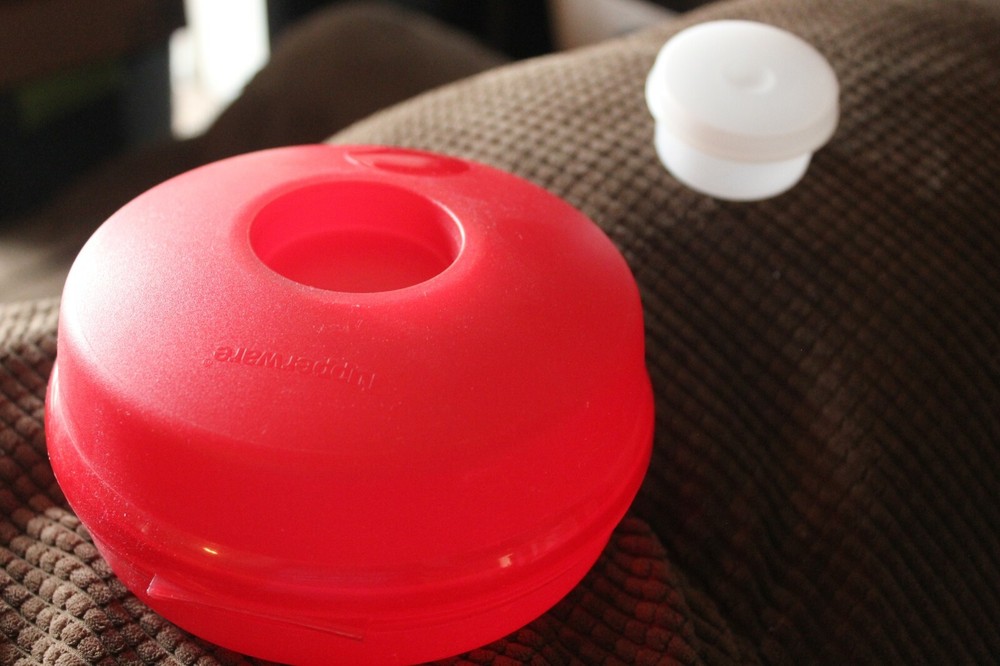 TUPPERWARE SANDWICH KEEPER RED ROUND WITH WHITE SMIDGET