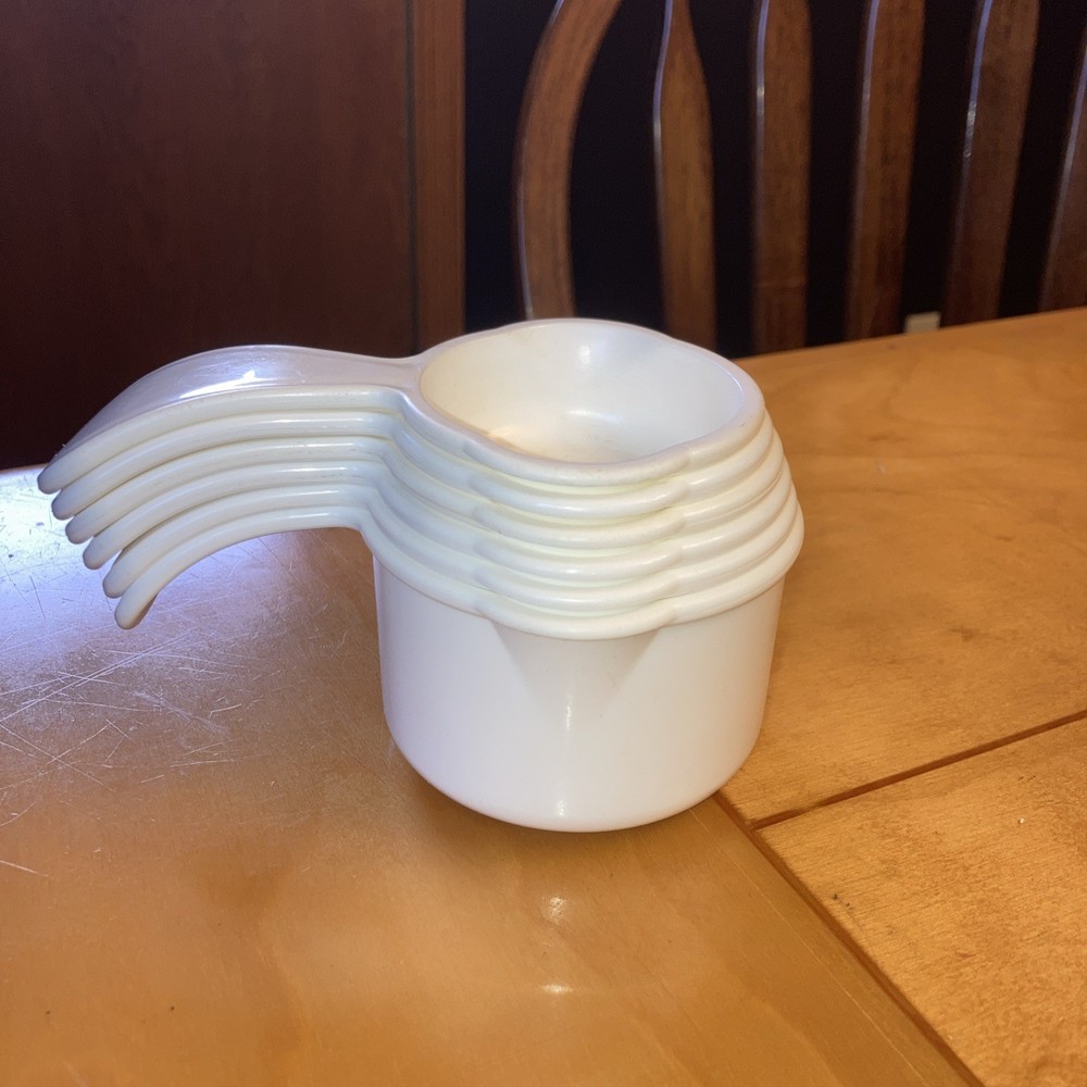 Set Lot 6 White Tupperware Measuring Cups Stackable Curved Handle Double Spouts