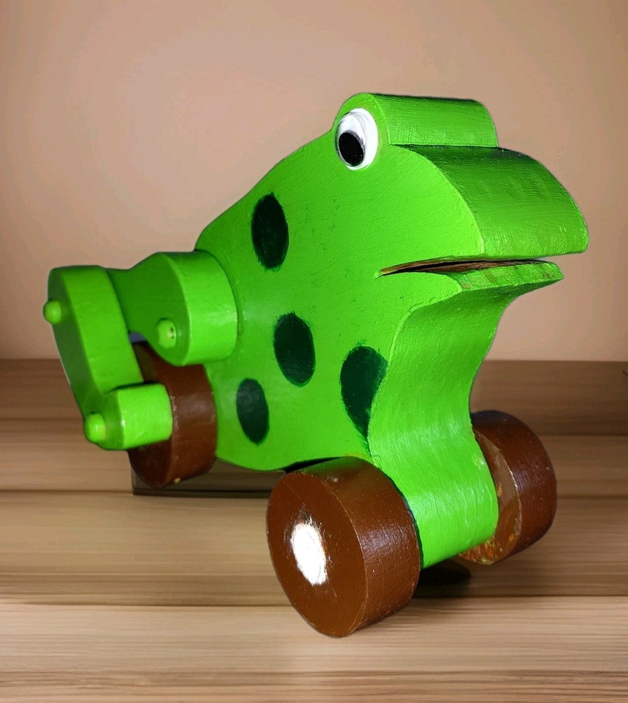 Vintage Handmade Solid Wood Grn Spot Frog Pull Toy Moveable Legs Hand painted