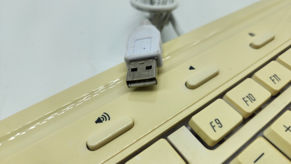 MacAlly iKeySlim Ivory KPY9B16 KD