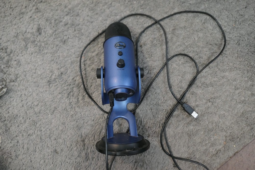 Blue Yeti Professional Multi-Pattern USB Microphone P/N: 888-000328