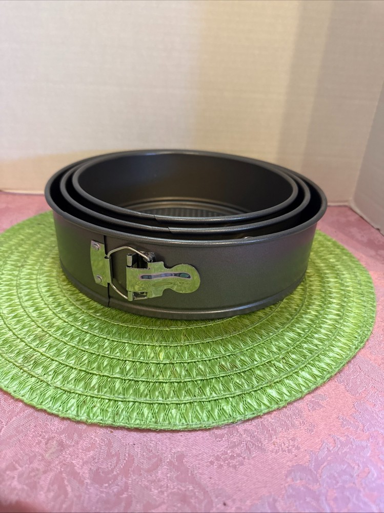 Three Piece Non Stick Spring Form Cake Pan Set Three Different Sizes