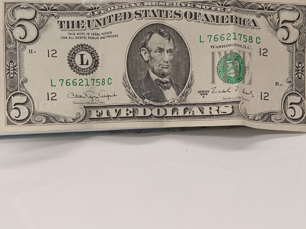five dollar bill SERIES 1988 A in great condition 