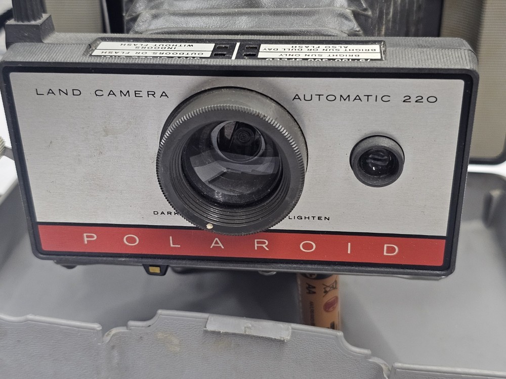 Polaroid 220 Automatic Land Camera With #193 Cold Clip - Untested