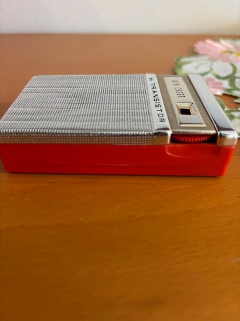 VINTAGE OLD AIR CHIEF SHIRT POCKET TRANSISTOR RADIO, Model 4C53 - Immaculate