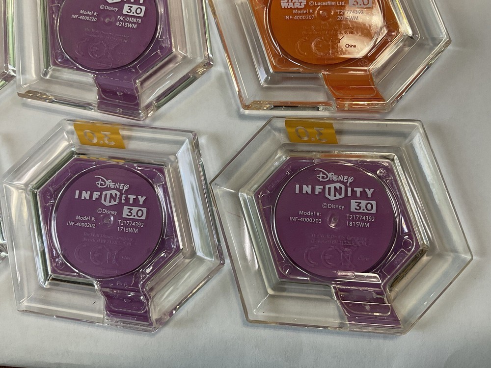 Disney Infinity Marvel Super Heroes Disc Holder Plus 12 Disc”s Read