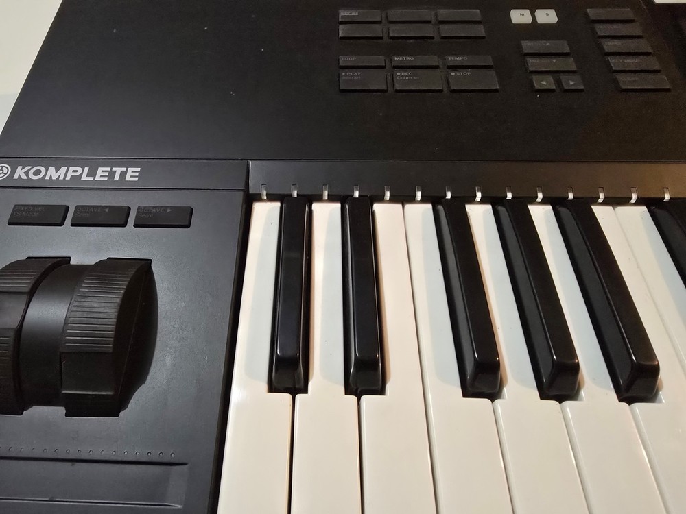 Native Instruments Komplete Kontrol S61 MK2 MIDI Keyboard w/ Box USB Controller