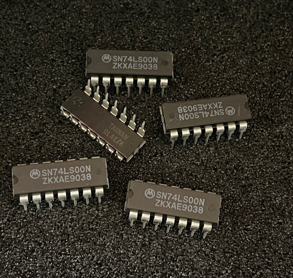 10pc Motorola  SN74LS00N QUAD 2-INPUT NAND GATE 14-DIP
