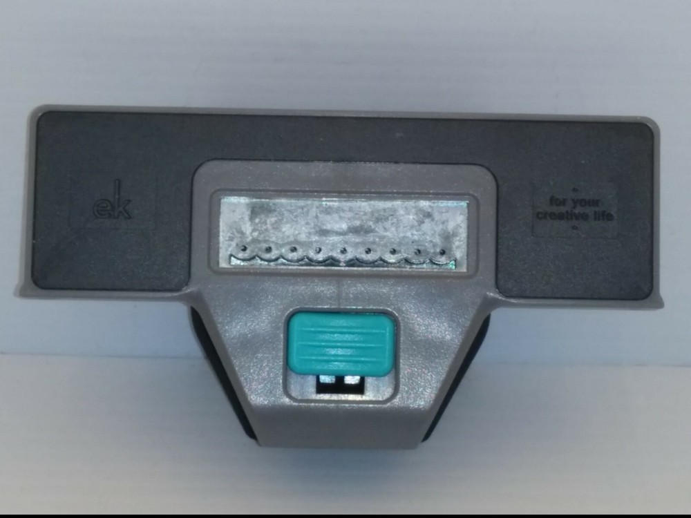 EK TOOLS SCALLOPED EDGE BORDER PAPER PUNCH