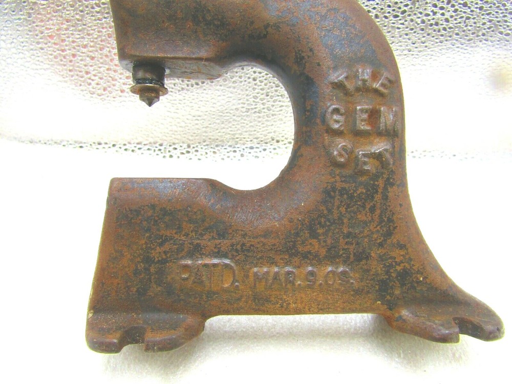 Stud/eyelet setting machine by GEM