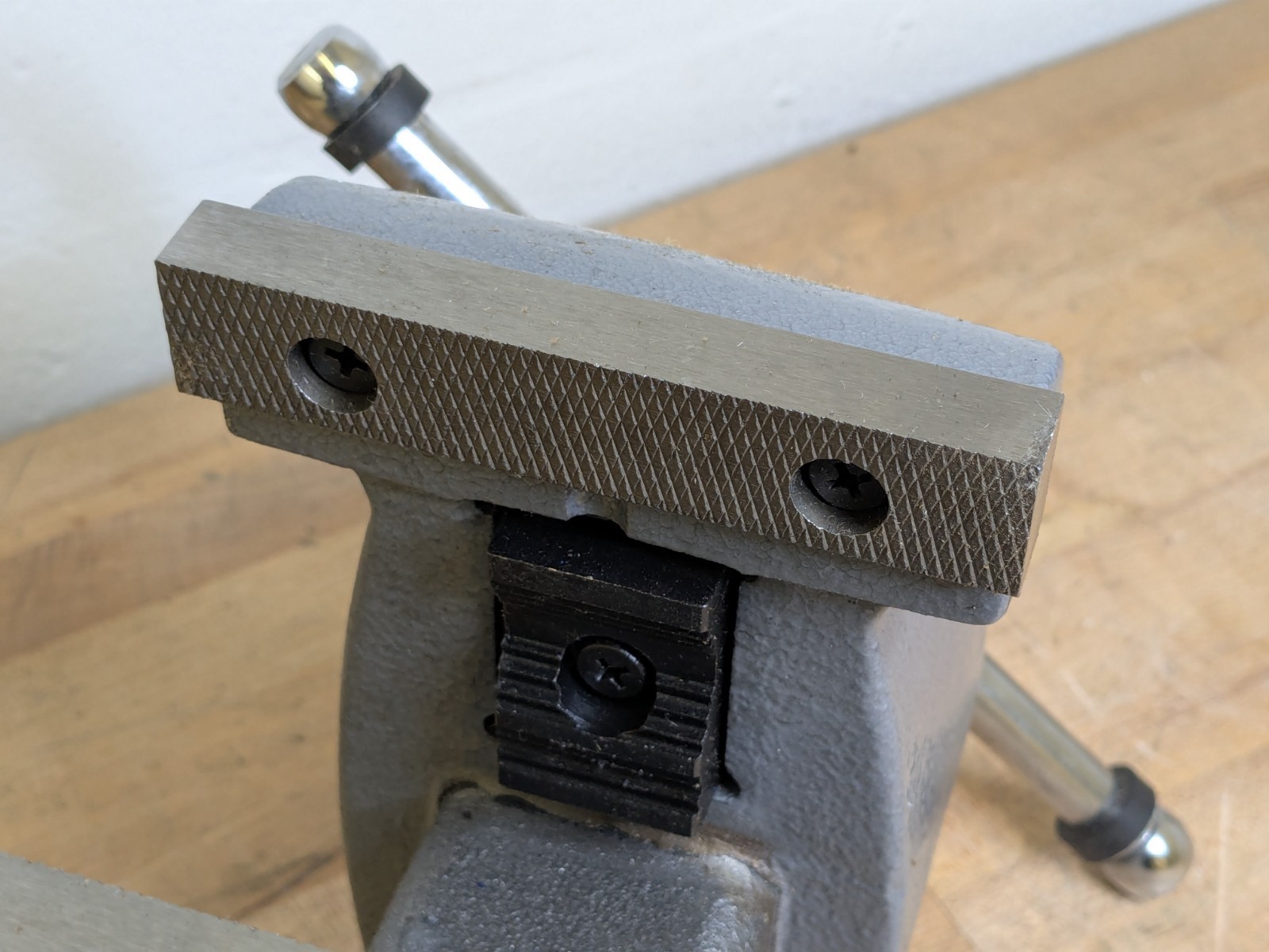 Wilton Mechanics Bench Vise w/ Swivel Base 4" Jaw Width 4-1/2" Opening 21300