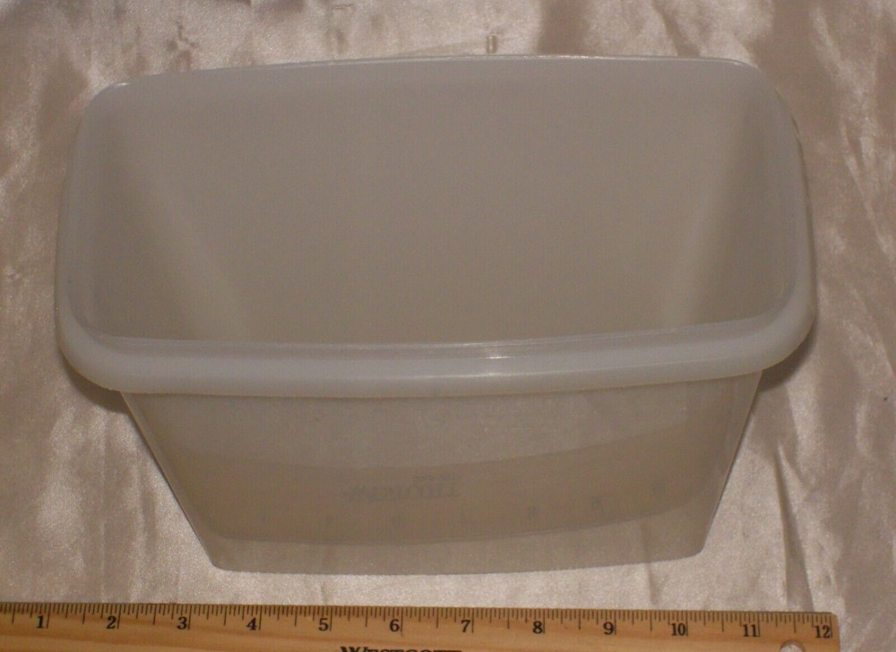 Tupperware Cereal Keeper Dry Storage Container #469 no seal or cap. Clean