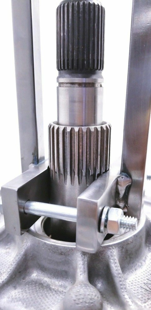 ,. A Transmission Pump Puller Tool with Adjustable Jaws pump extractor