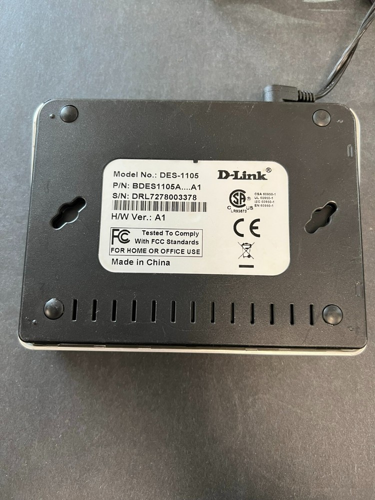 D-Link DES-1105 Ethernet Switch with Cord