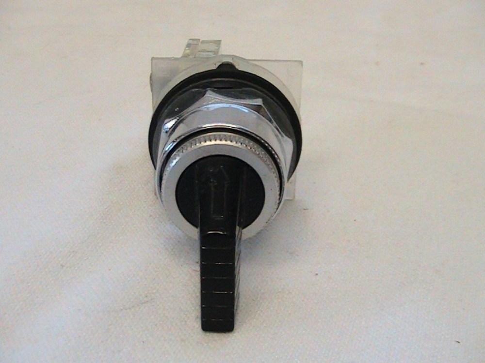 1 USED SQUARE D 3 POSITION SPRING RETURN TO CENTER SELECTOR SWITCH KS53FB W/KA-1
