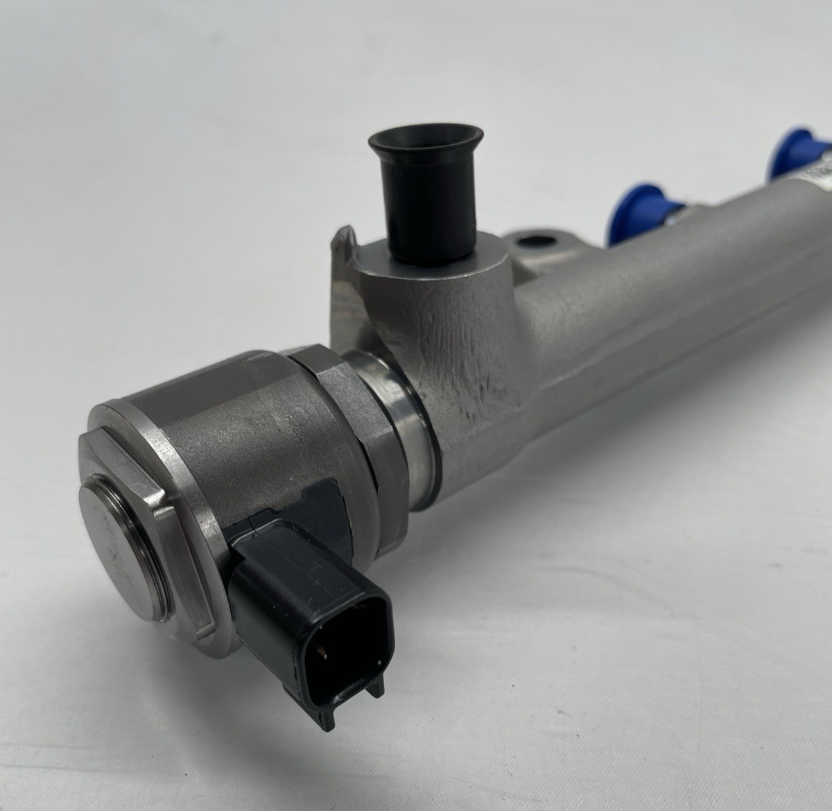 OEM 2017-2023 Chevy GMC 6.6L Duramax L5P Drivers Side LH Fuel Rail 12678991